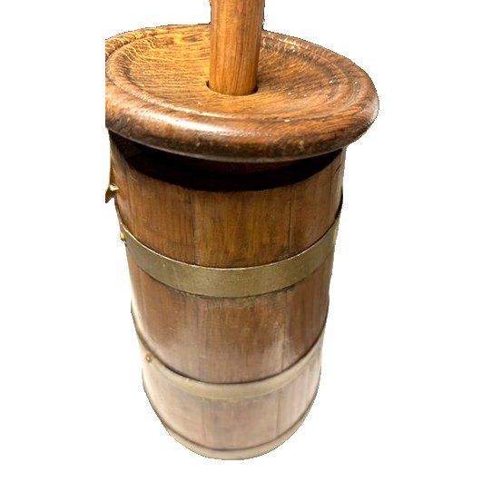 Grande baratte à beurre cerclée de laiton
