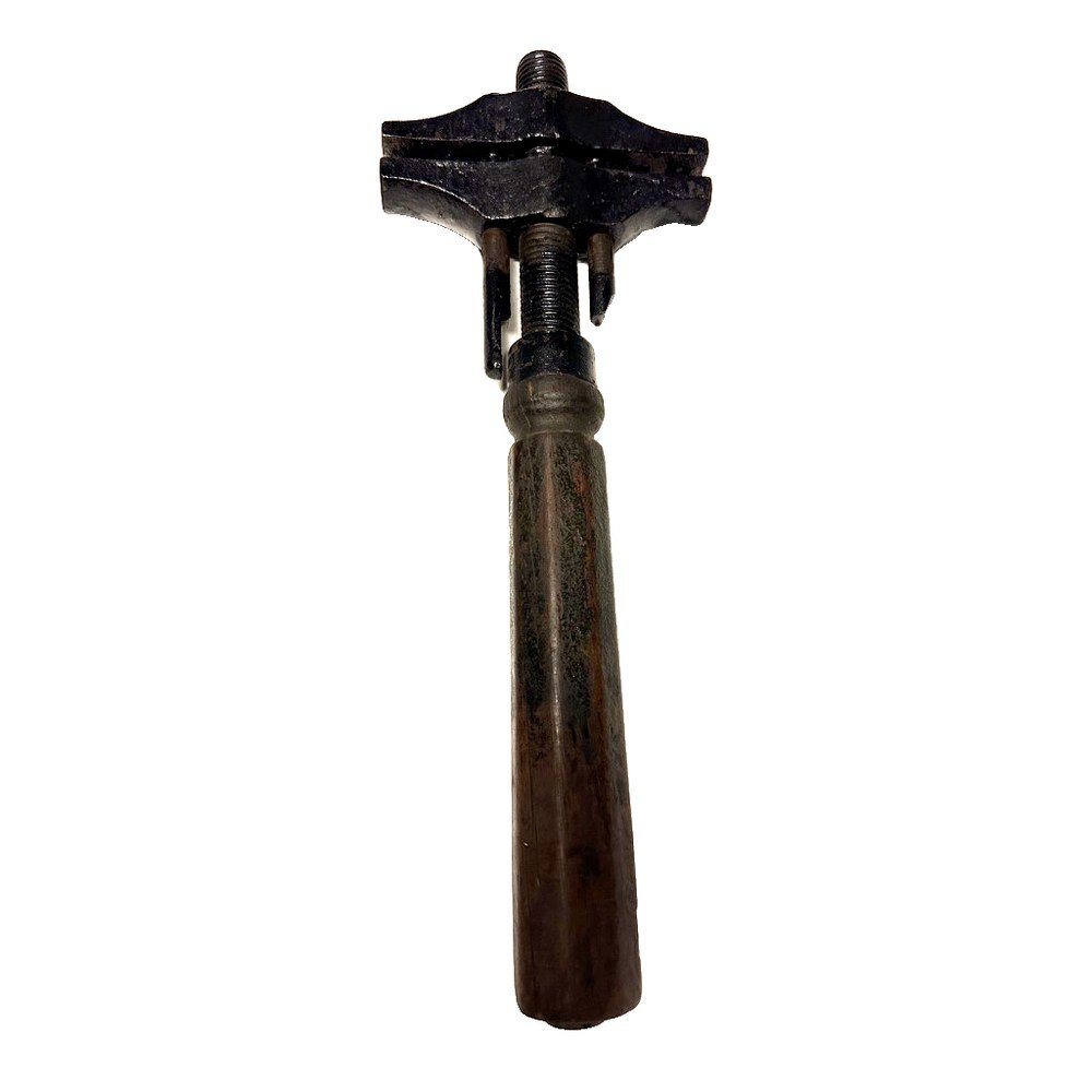 Clé à molette à manche en bois